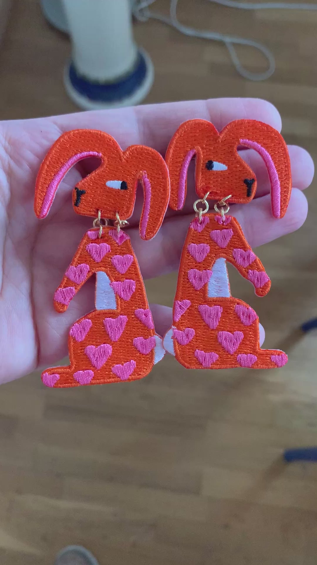 LE LAPIN INQUIET COSTUMÉ - broche, boucles d'oreilles