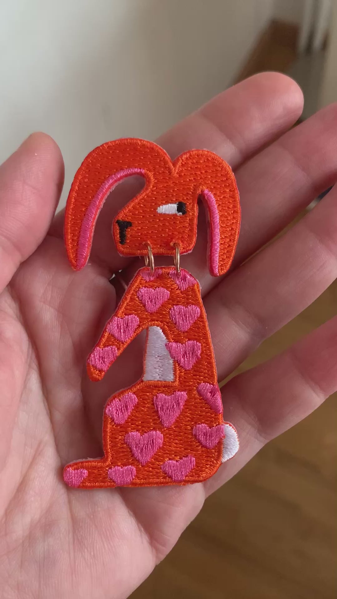LE LAPIN INQUIET COSTUMÉ - broche, boucles d'oreilles